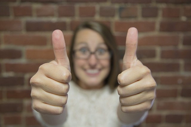 Mystery shopper giving two thumbs up.